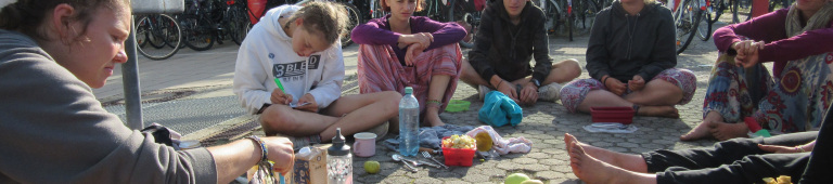 Jugendliche beim Picknick auf Reise ohne Geld