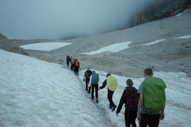 Wanderung über ein Schneefeld