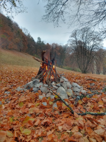 Ein wärmendes Feuer an den ersten kühlen Herbsttagen Ein wärmendes Feuer an den ersten kühlen Herbsttagen