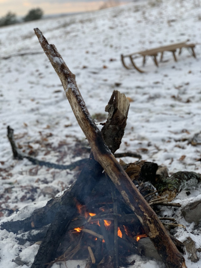 Nach der Schlittenfahrt ein Lagerfeuer machen Nach der Schlittenfahrt ein Lagerfeuer machen