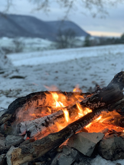 Draußen im kalten Winter, am warmen Lagerfeuer