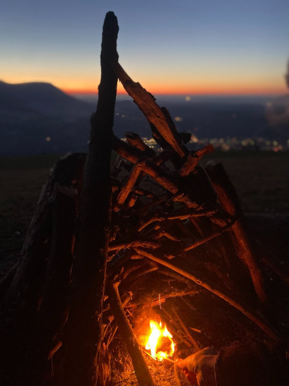 Der Feueranzünder entfacht das Wintersonnwendfeuer